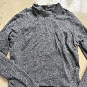 Lululemon Grey
High neck cropped jacket size 4 in Excellent condition